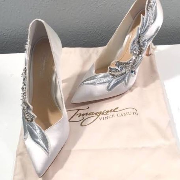 White silver Satin Vince Camuto Pumps - Picture 2 of 6